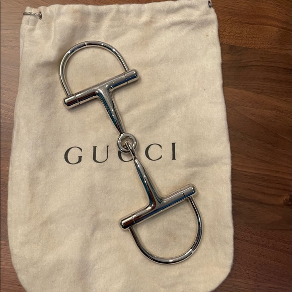 Gucci statement piece with oversized silver buckle and shiny leather strap - Picture 3 of 9